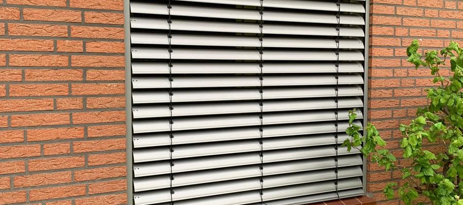 Vorbau-Raffstore mit Solarantrieb